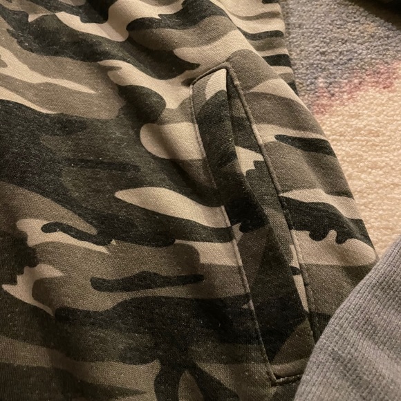Long Zipper Cozy Camo Hoodie with thumb holes XS - Picture 4 of 6